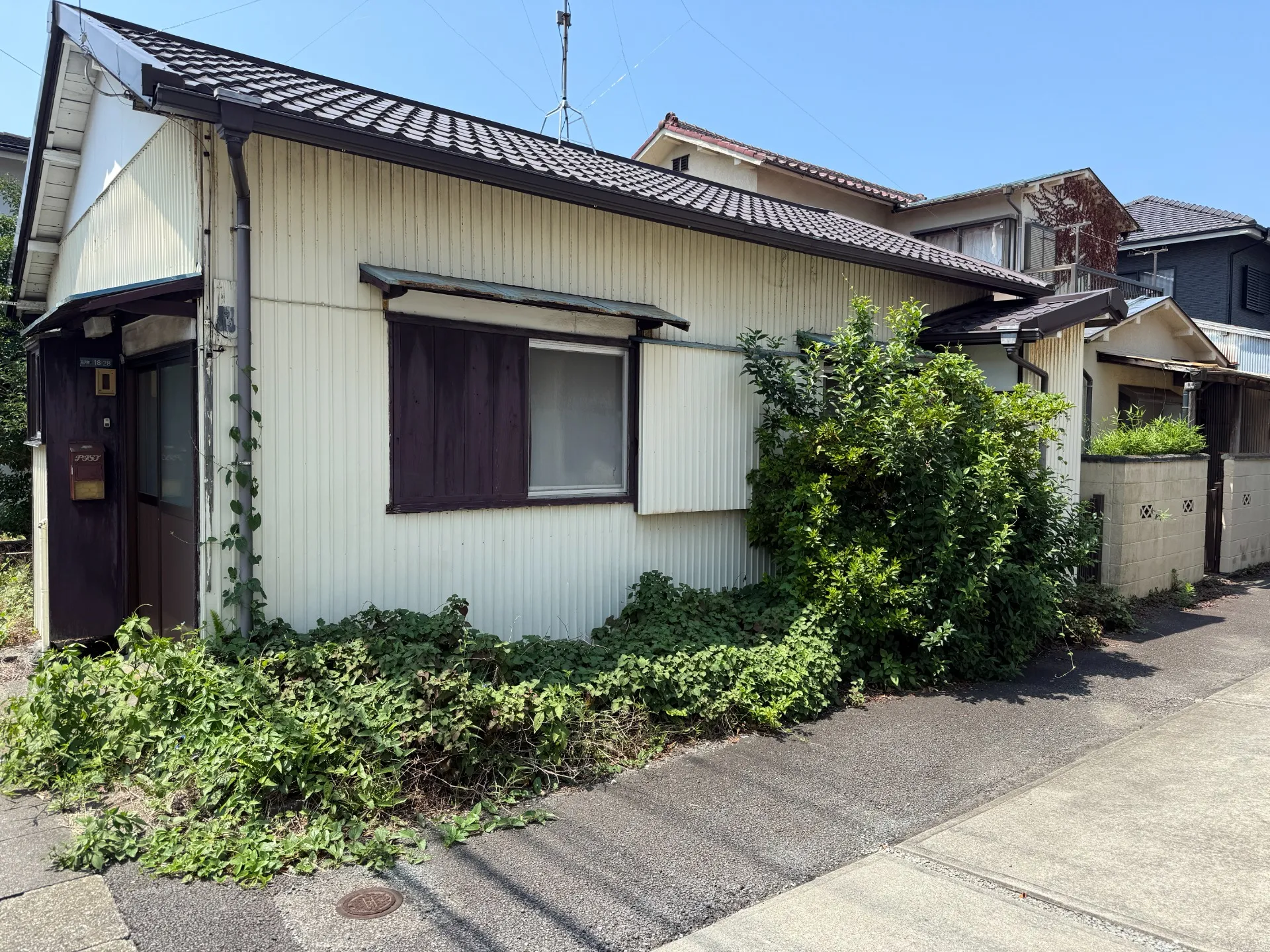 沼津市で建物まわりの雑草撤去・砂利敷き｜管理しやすい外まわりへ