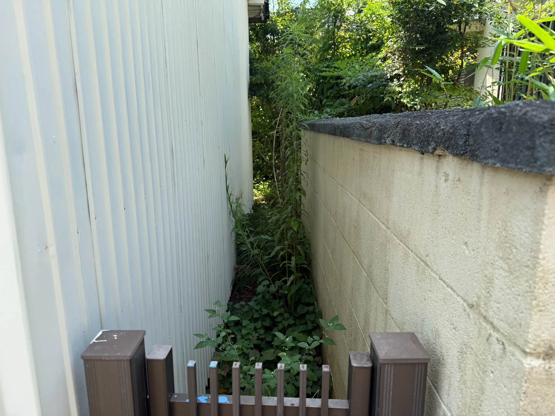 富士市で家まわりの除草・砂利敷き｜狭い通路の雑草対策施工事例