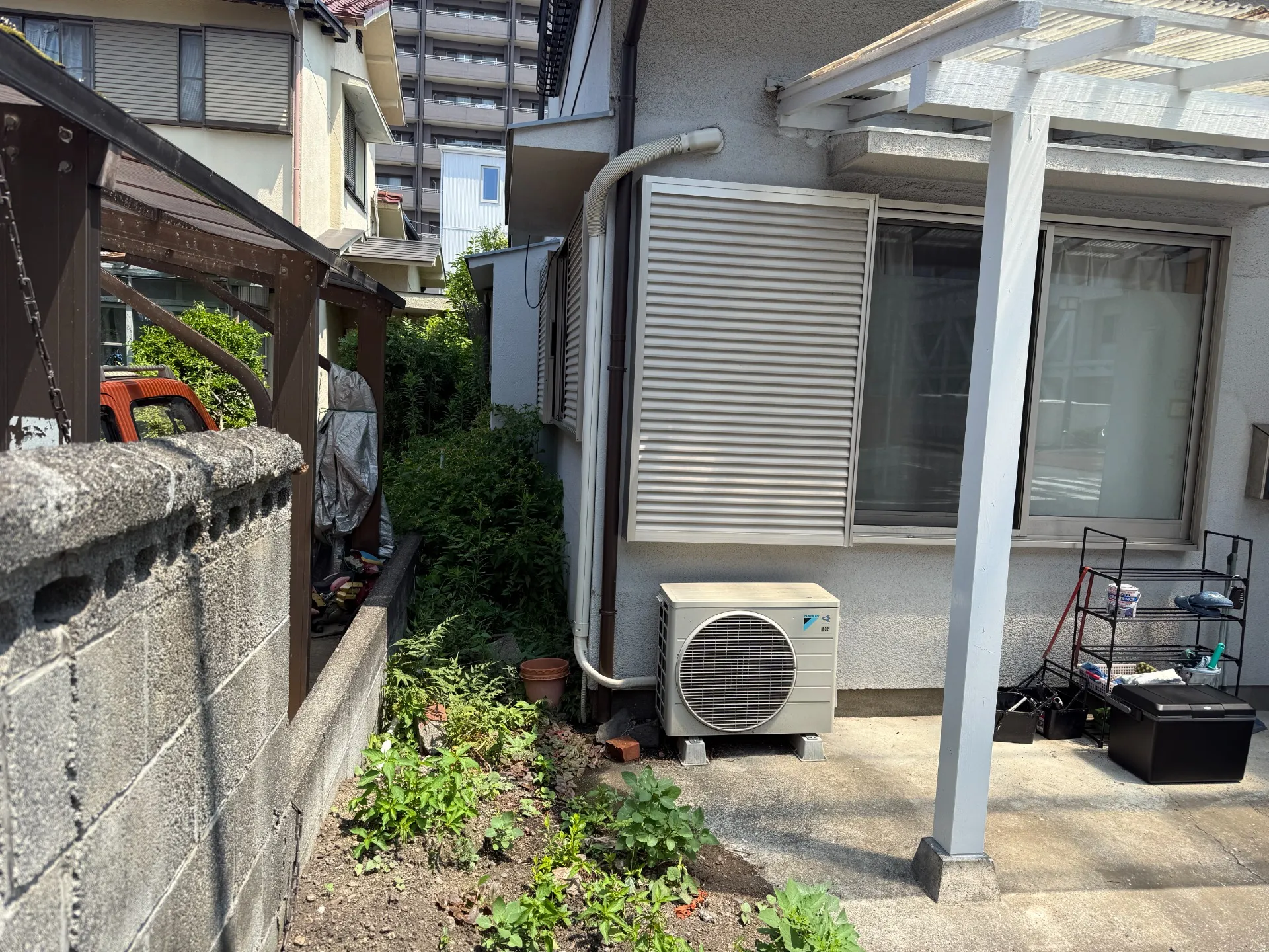 富士市で家まわりの除草・砂利敷き｜狭い通路の雑草対策施工事例