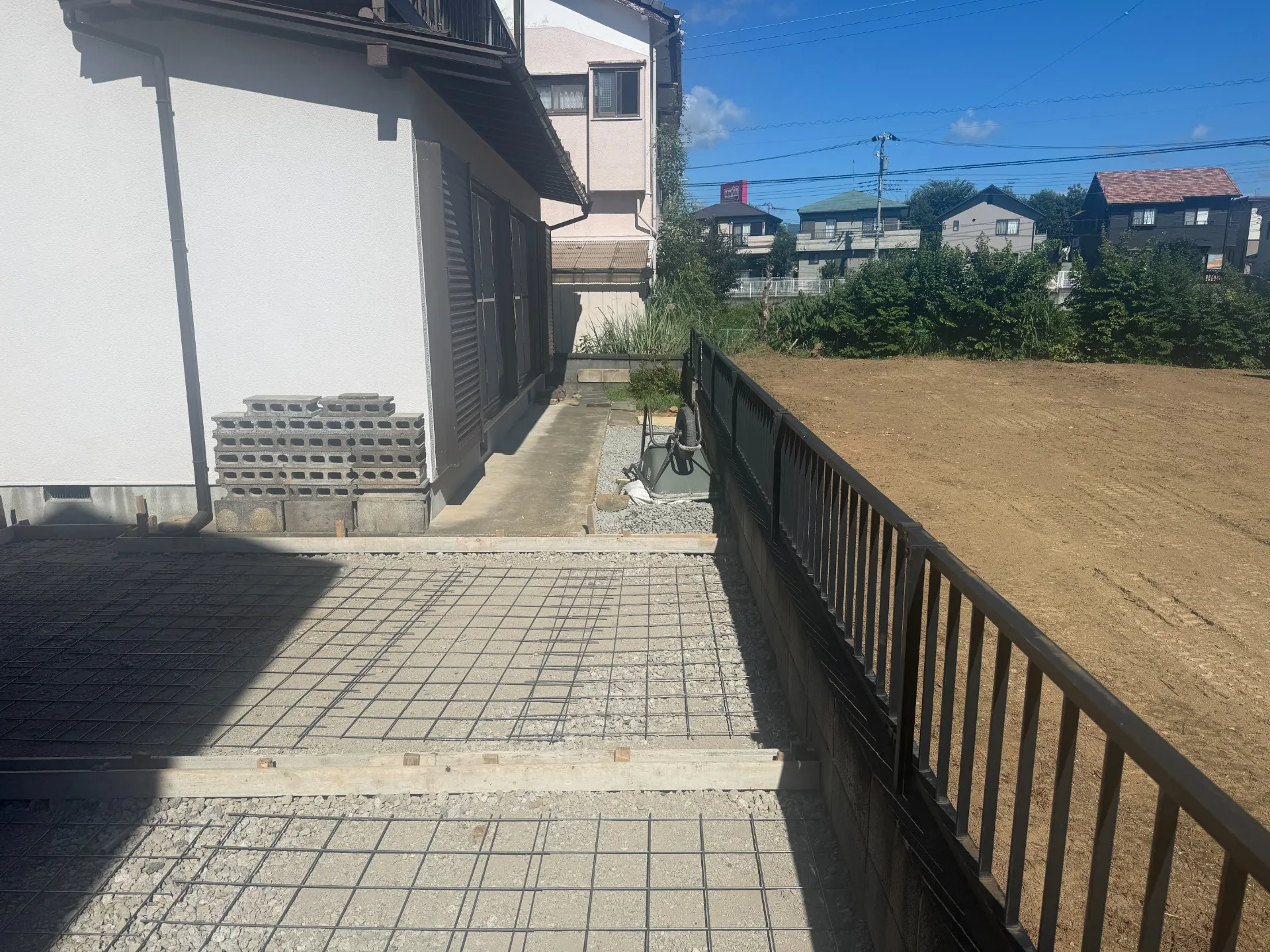 三島市で駐車場拡張の土間コンクリート工事｜お庭スペースを使いやすい駐車場へ
