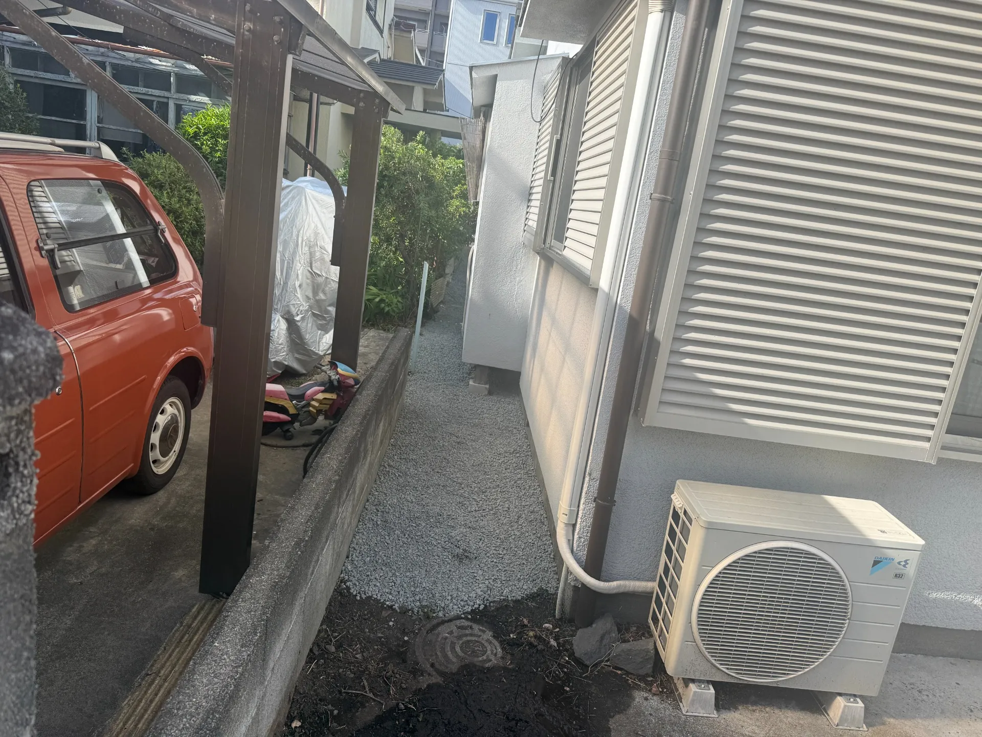 富士市で家まわりの除草・砂利敷き｜狭い通路の雑草対策施工事例
