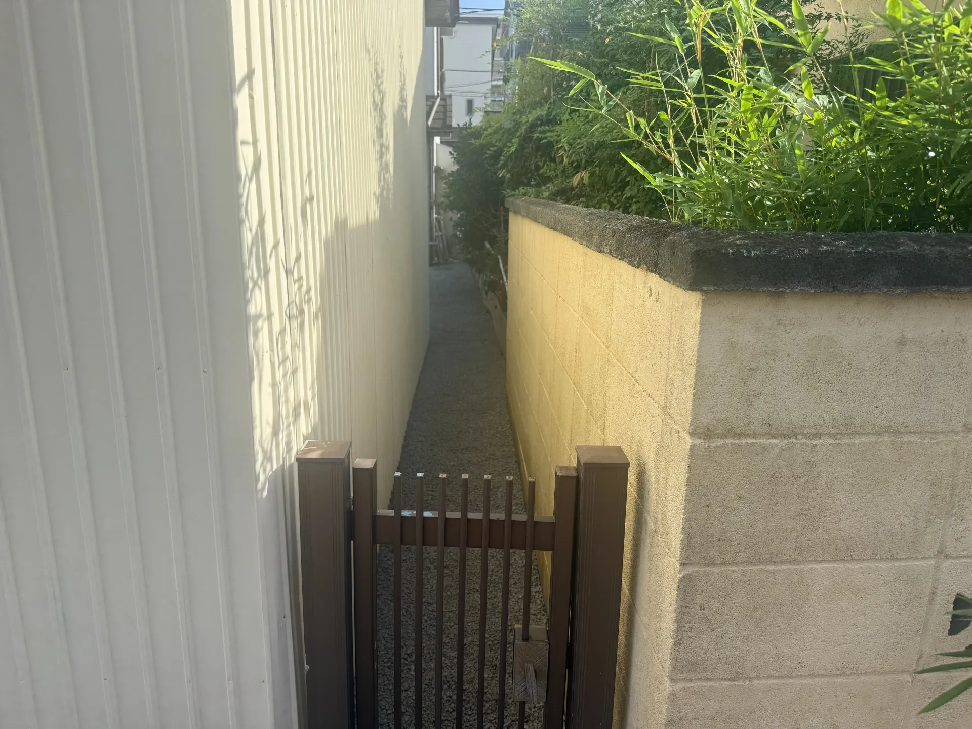 富士市で家まわりの除草・砂利敷き｜狭い通路の雑草対策施工事例