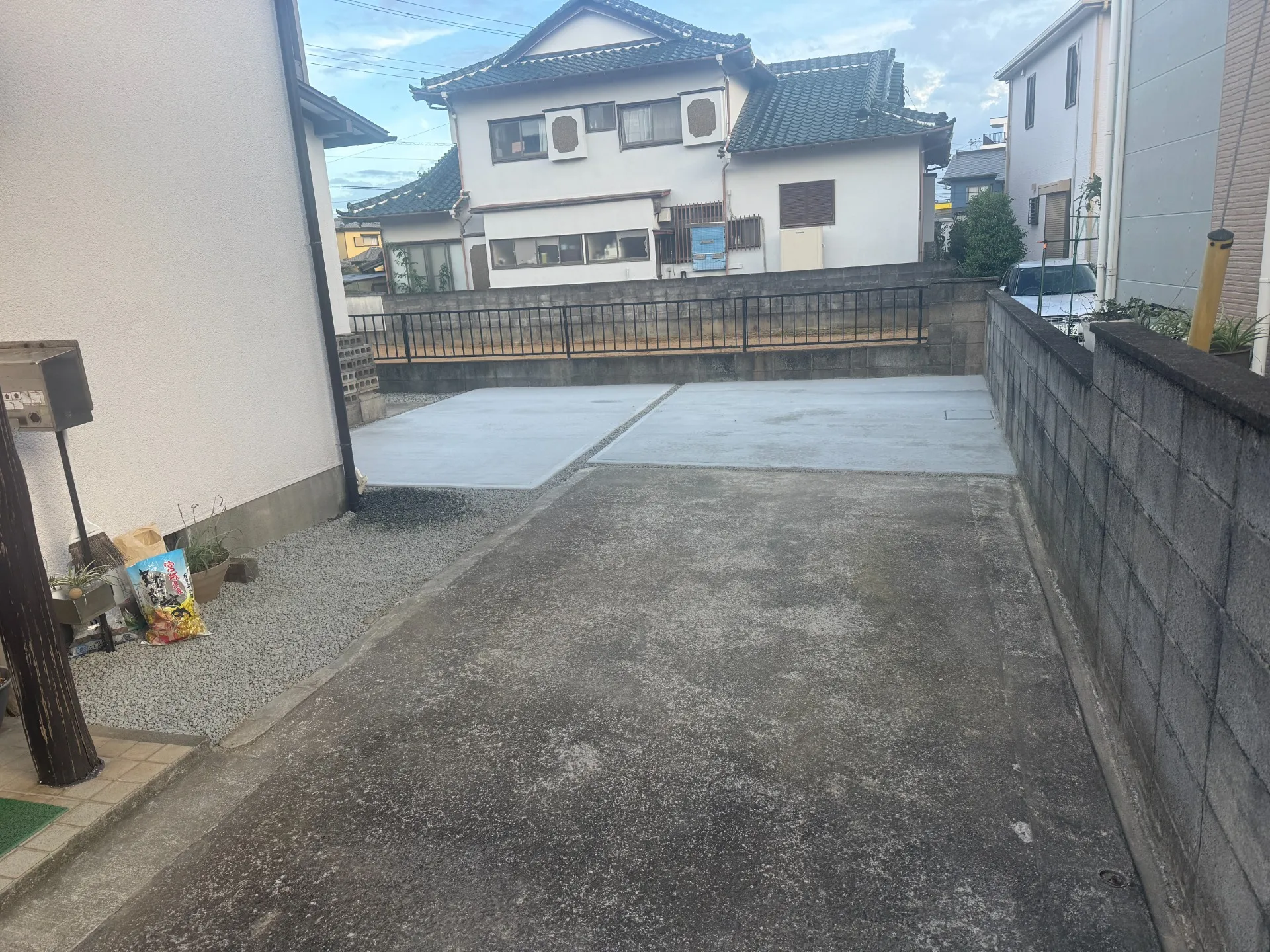 三島市で駐車場拡張の土間コンクリート工事｜お庭スペースを使いやすい駐車場へ
